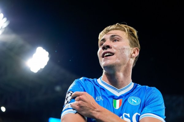 Mirror: Napoli desperately hopes to buy out Hoylen in advance for 38 million pounds in the winter window, and Manchester United has agreed